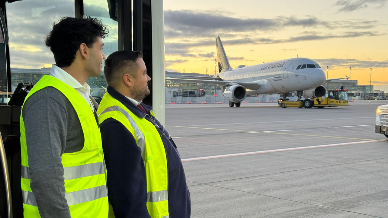 Zwei Männer in Warnwesten am Flughafen